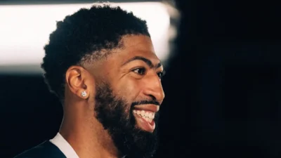 Pistons troca Anthony Davis