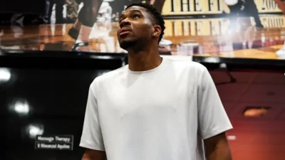 Giannis Antetokounmpo ala-pivô NBA